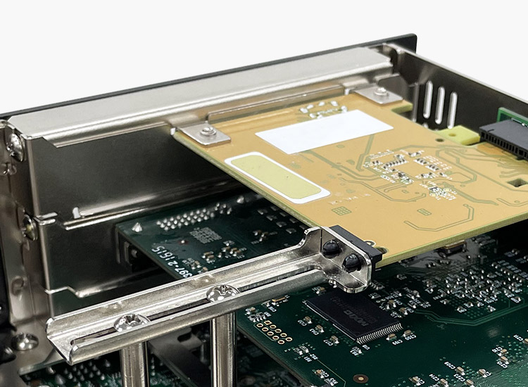 Adjustable PCIe Card Retainer Adjustable PCIe Card Retainer
